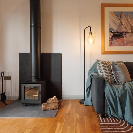 The Retreat, Waterfront & Log Burner Villa Christchurch  Dış mekan fotoğraf